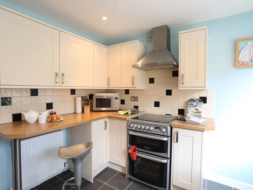 Cottage | Private kitchen | Microwave, dishwasher, electric kettle, toaster