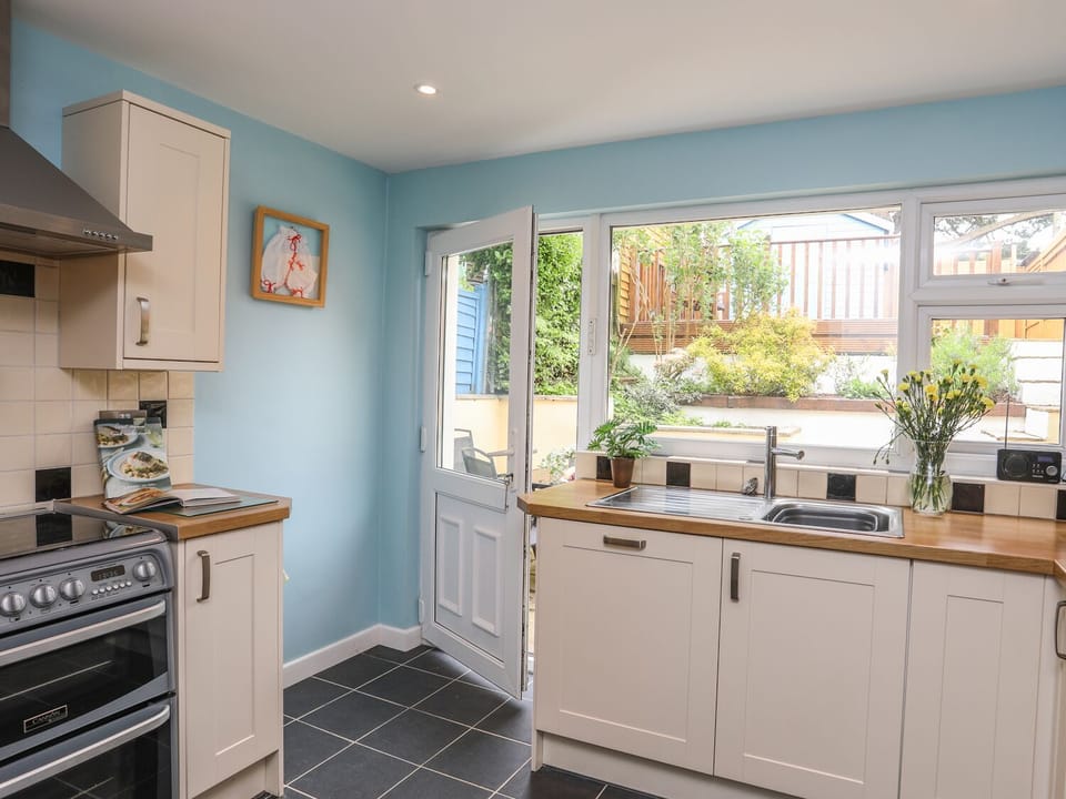 Cottage | Private kitchen | Microwave, dishwasher, electric kettle, toaster