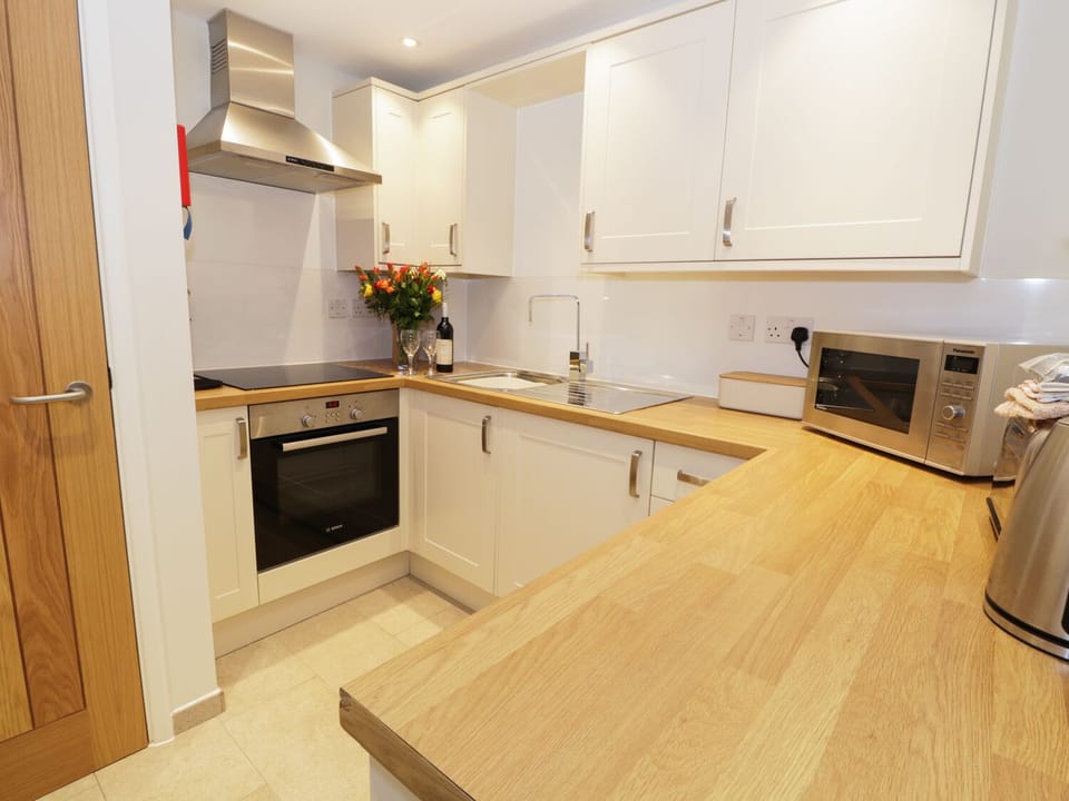 Cottage | Private kitchen | Dishwasher, cookware/dishes/utensils