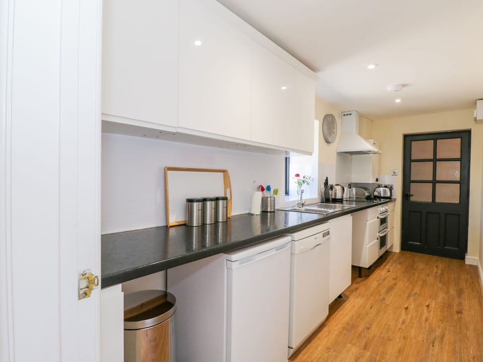 Cottage | Private kitchen | Dishwasher, highchair, cookware/dishes/utensils