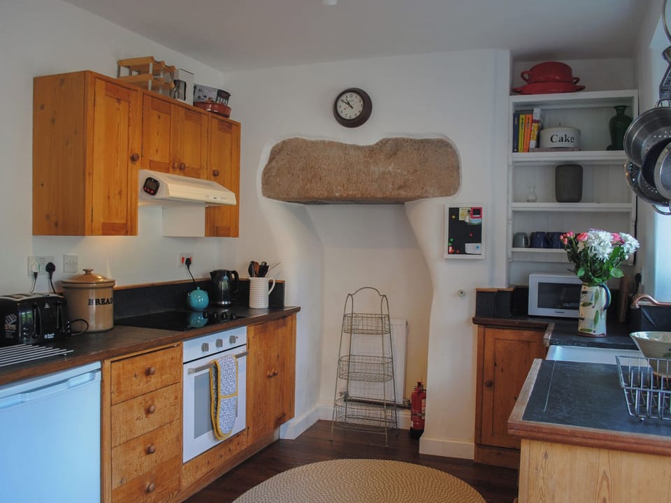 Cottage | Private kitchen | Electric kettle, toaster, cookware/dishes/utensils