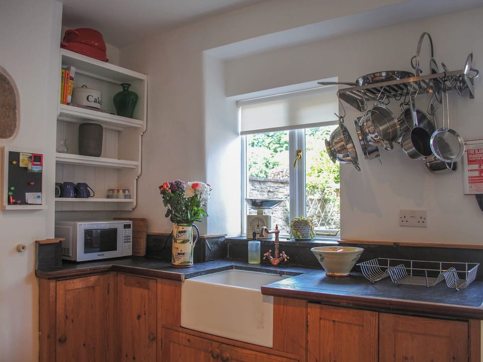 Cottage | Private kitchen | Electric kettle, toaster, cookware/dishes/utensils