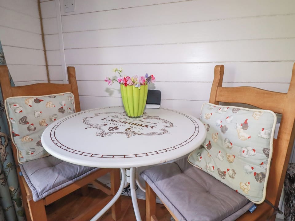 Cottage | Dining