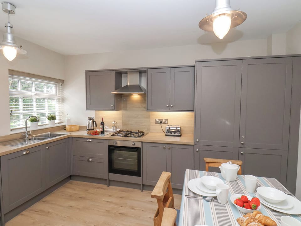Cottage | Private kitchen | Dishwasher, highchair, cookware/dishes/utensils