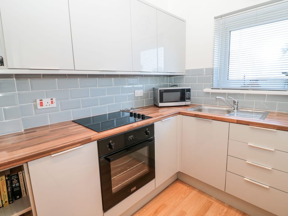 Cottage | Private kitchen | Fridge, cookware/dishes/utensils