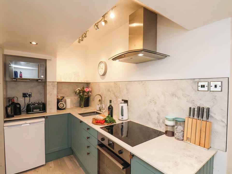 Cottage | Private kitchen | Microwave, cookware/dishes/utensils