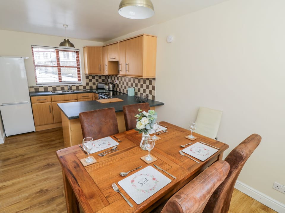 Cottage | Private kitchen | Dishwasher, electric kettle, toaster, cookware/dishes/utensils
