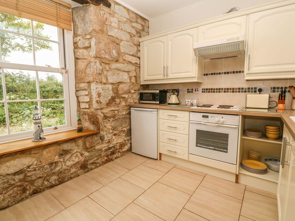 Cottage | Private kitchen | Microwave, stovetop, electric kettle, toaster
