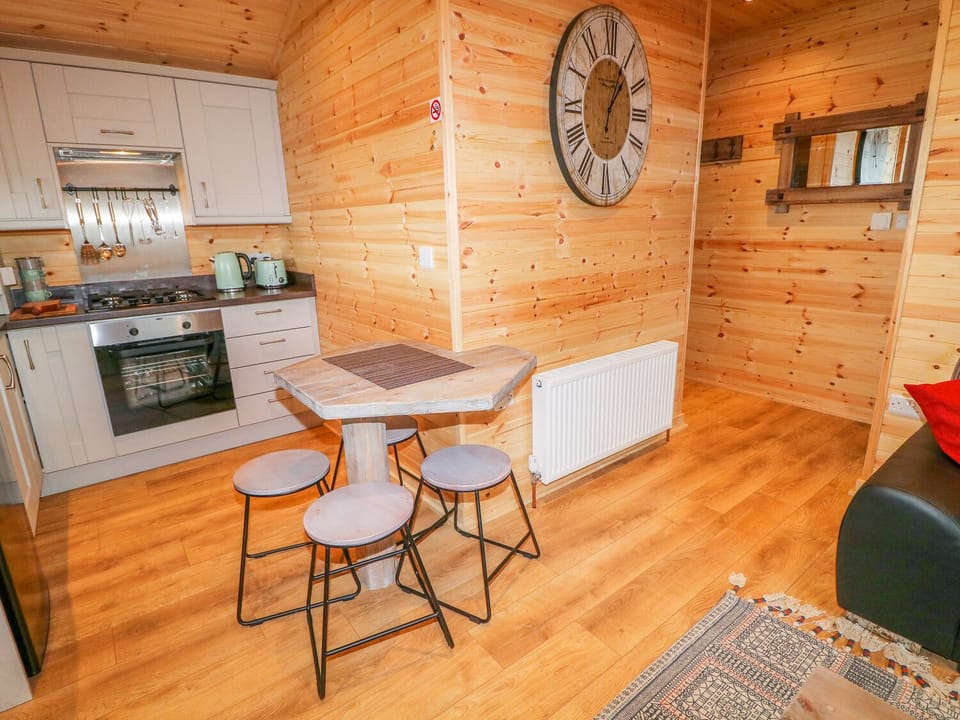 Cottage | Private kitchen | Fridge, cookware/dishes/utensils