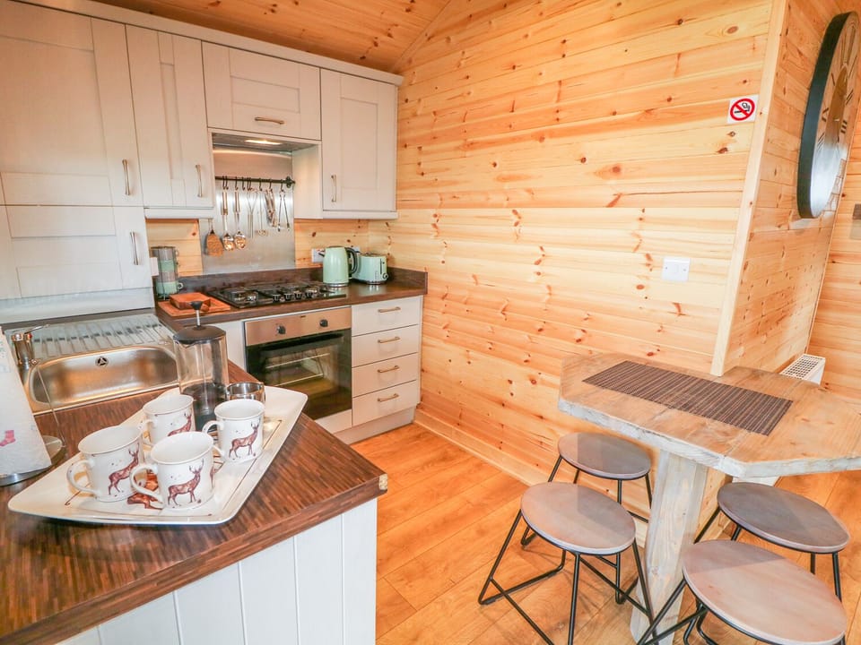 Cottage | Private kitchen | Fridge, cookware/dishes/utensils