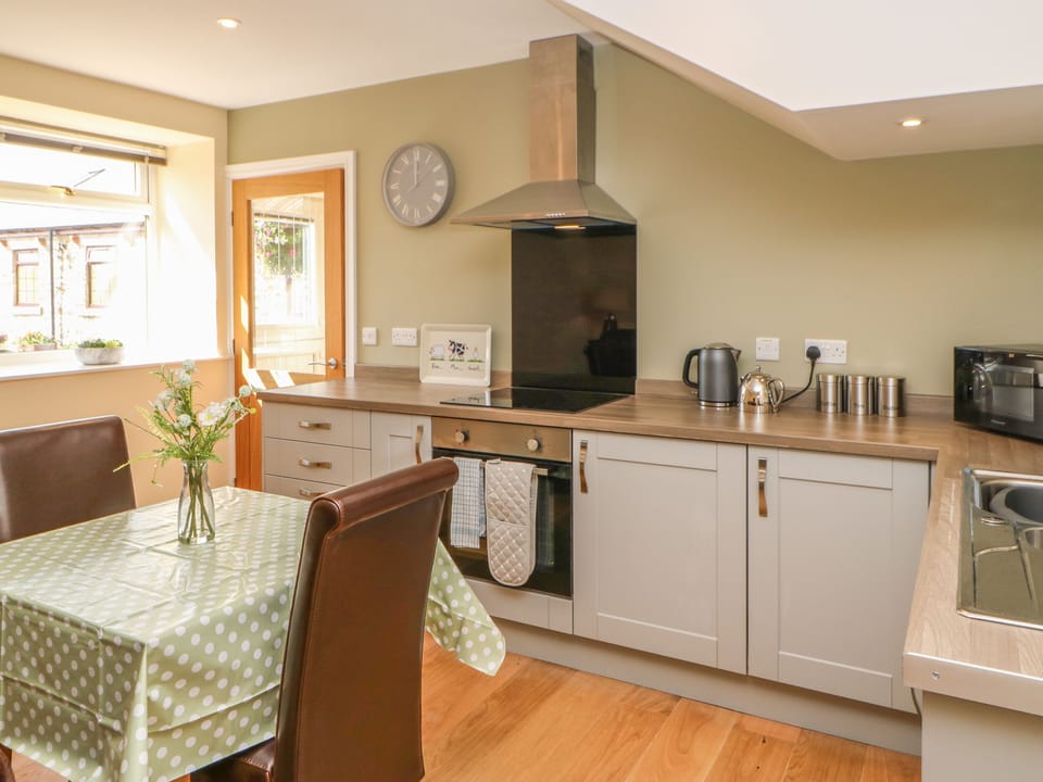 Cottage | Private kitchen | Electric kettle, toaster, highchair, cookware/dishes/utensils