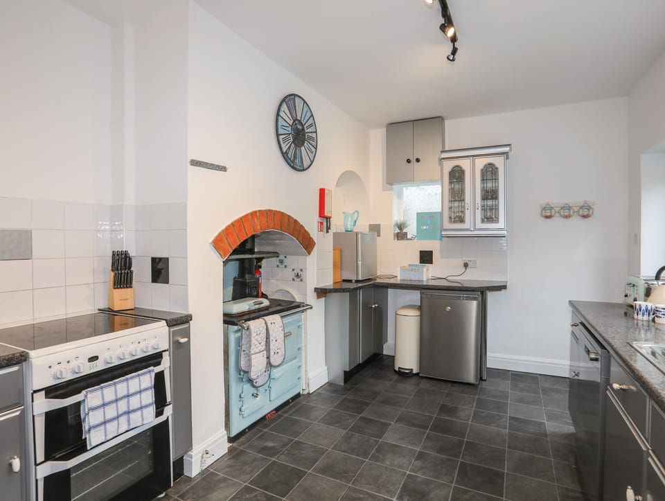 Cottage | Private kitchen | Dishwasher, cookware/dishes/utensils