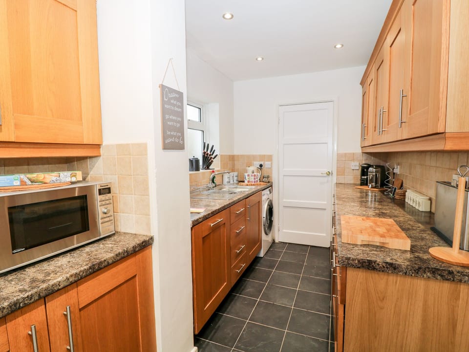 Cottage | Private kitchen | Microwave, stovetop, dishwasher, electric kettle
