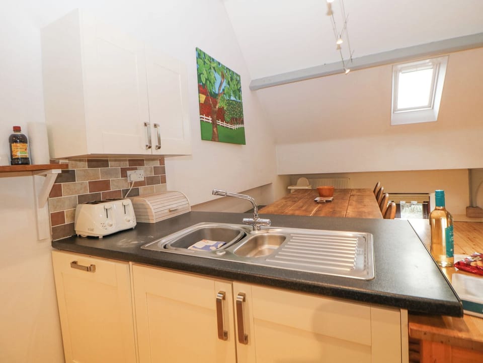 Cottage | Private kitchen | Fridge, microwave, dishwasher, electric kettle