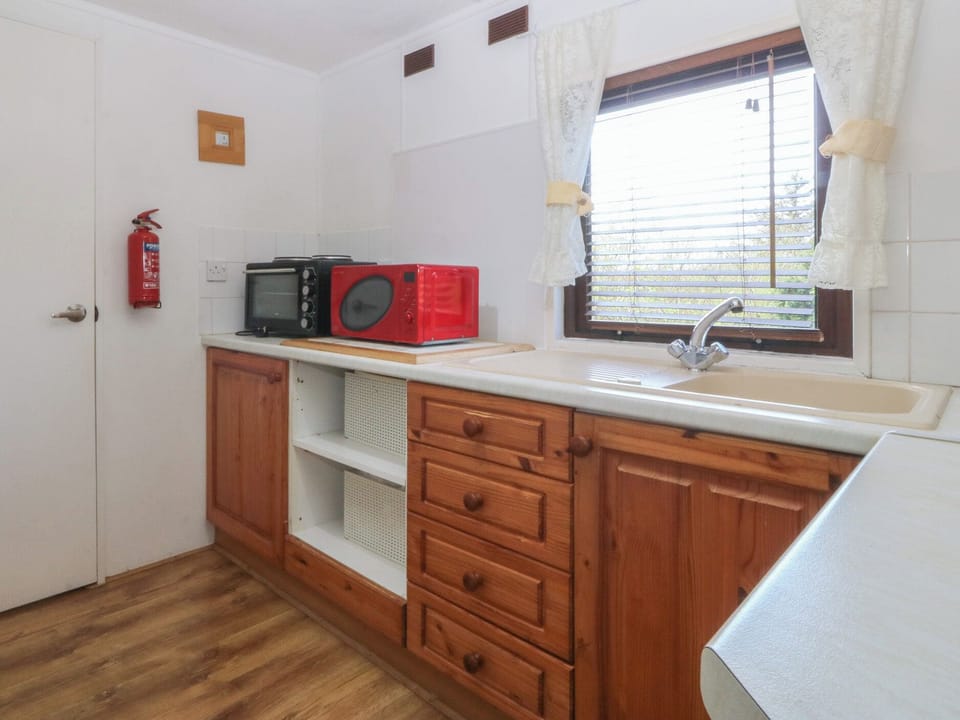Cottage | Private kitchen | Fridge, microwave, electric kettle, toaster