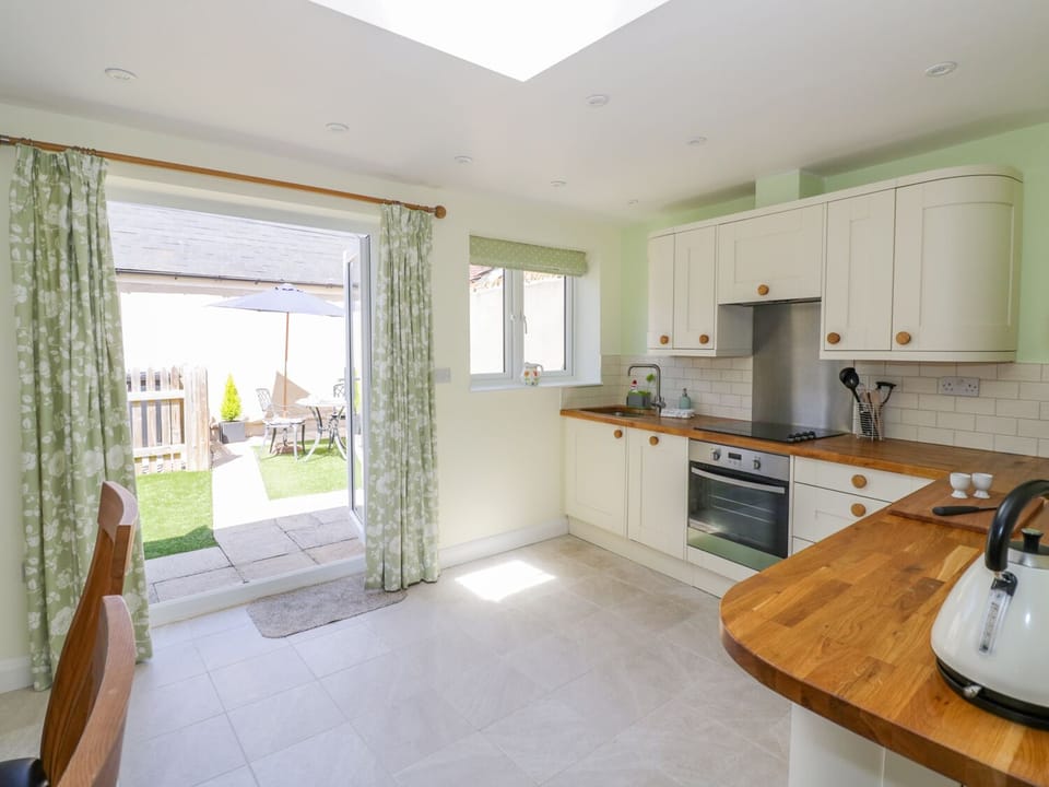 Cottage | Private kitchen | Dishwasher, cookware/dishes/utensils