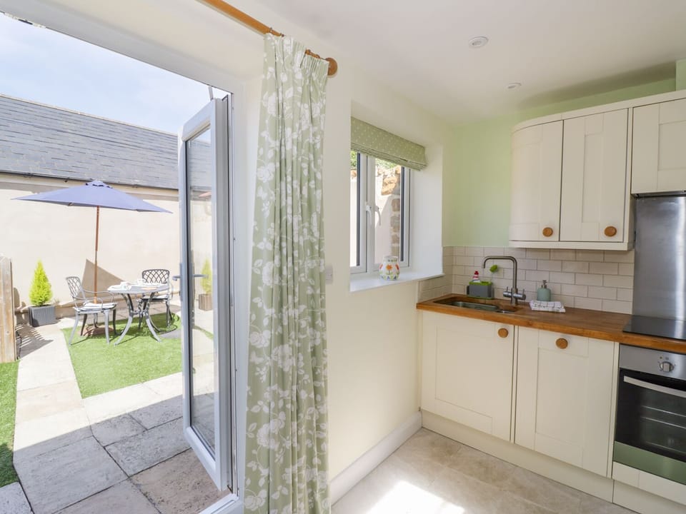 Cottage | Private kitchen | Dishwasher, cookware/dishes/utensils