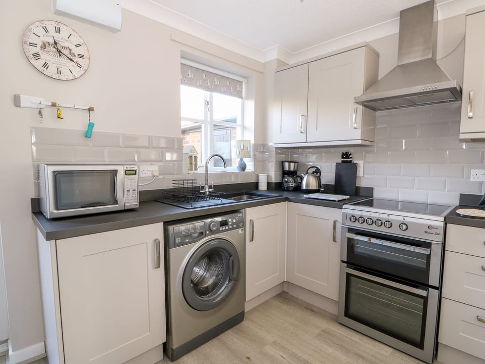 Cottage | Private kitchen | Microwave, electric kettle, toaster, cookware/dishes/utensils