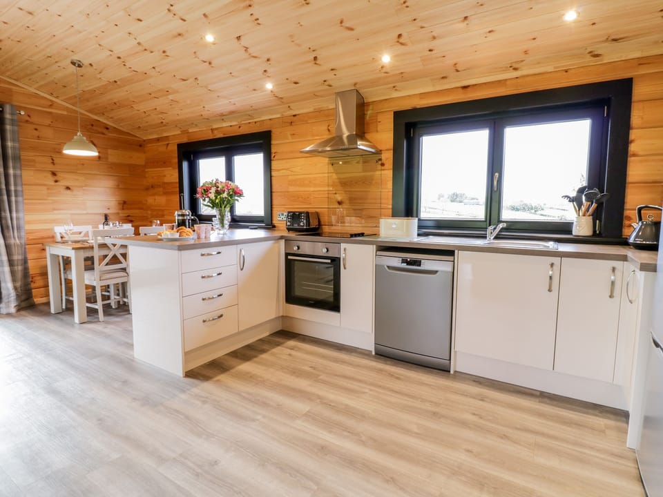 Cottage | Private kitchen | Fridge, microwave, dishwasher, electric kettle