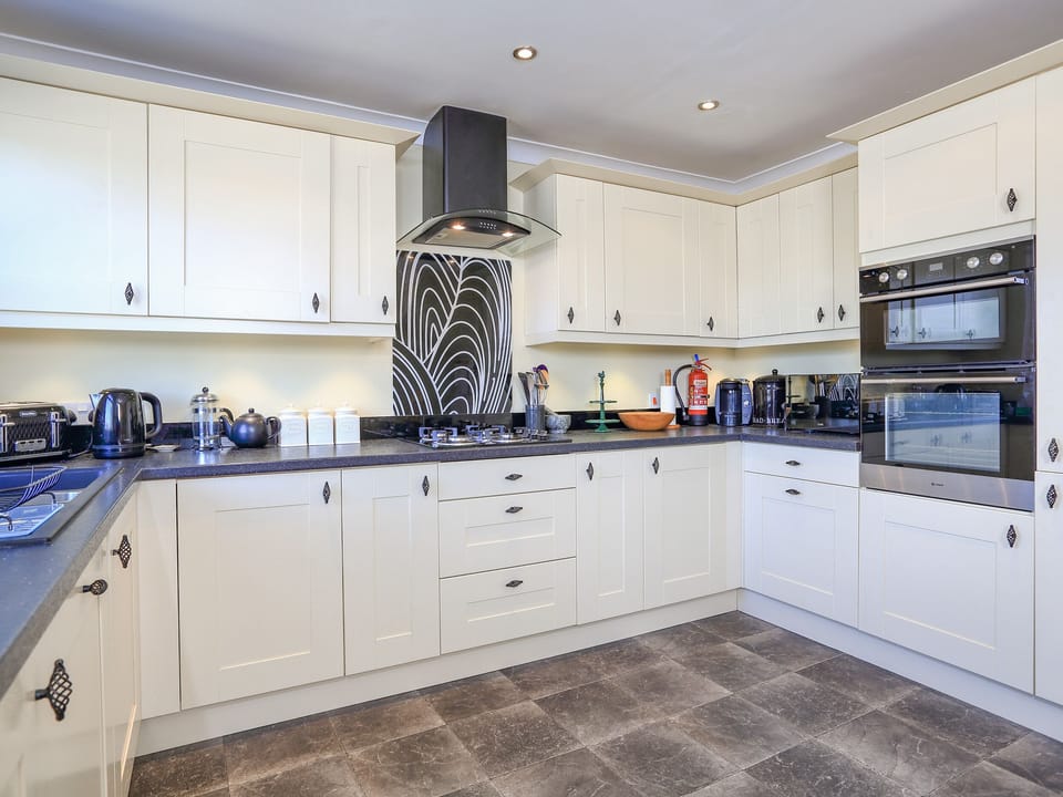 Cottage | Private kitchen | Microwave, stovetop, dishwasher, cookware/dishes/utensils