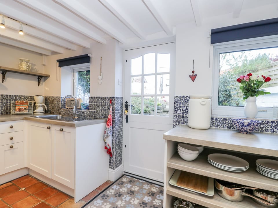 Cottage | Private kitchen | Dishwasher, cookware/dishes/utensils