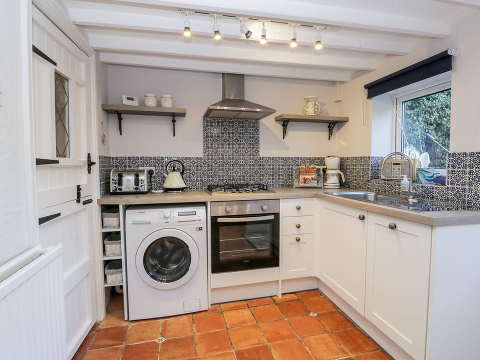 Cottage | Private kitchen | Dishwasher, cookware/dishes/utensils