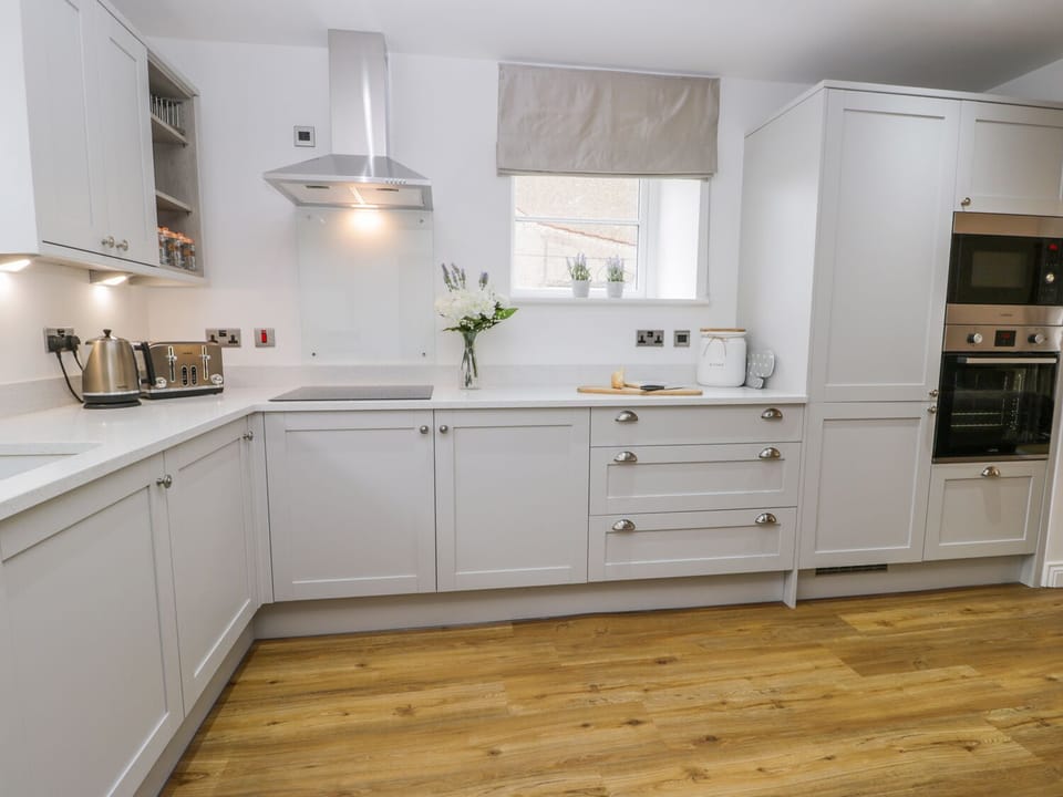 Cottage | Private kitchen | Microwave, dishwasher, electric kettle, toaster