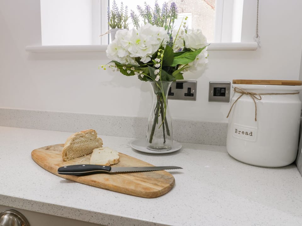 Cottage | Private kitchen | Microwave, dishwasher, electric kettle, toaster