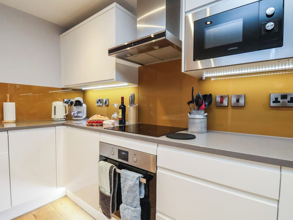 Cottage | Private kitchen | Fridge, microwave, dishwasher, highchair