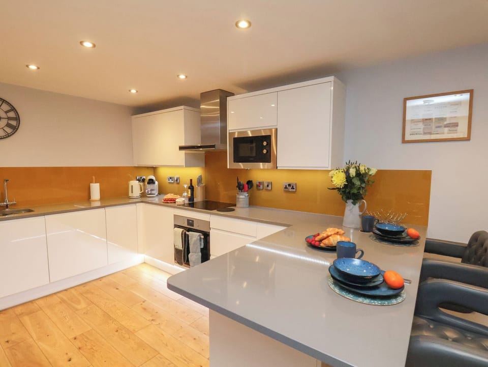 Cottage | Private kitchen | Fridge, microwave, dishwasher, highchair