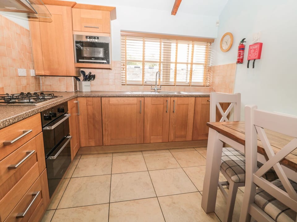 Cottage | Private kitchen | Fridge, dishwasher, cookware/dishes/utensils