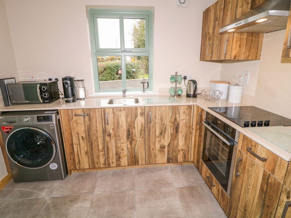 Cottage | Private kitchen | Fridge, microwave, dishwasher, highchair