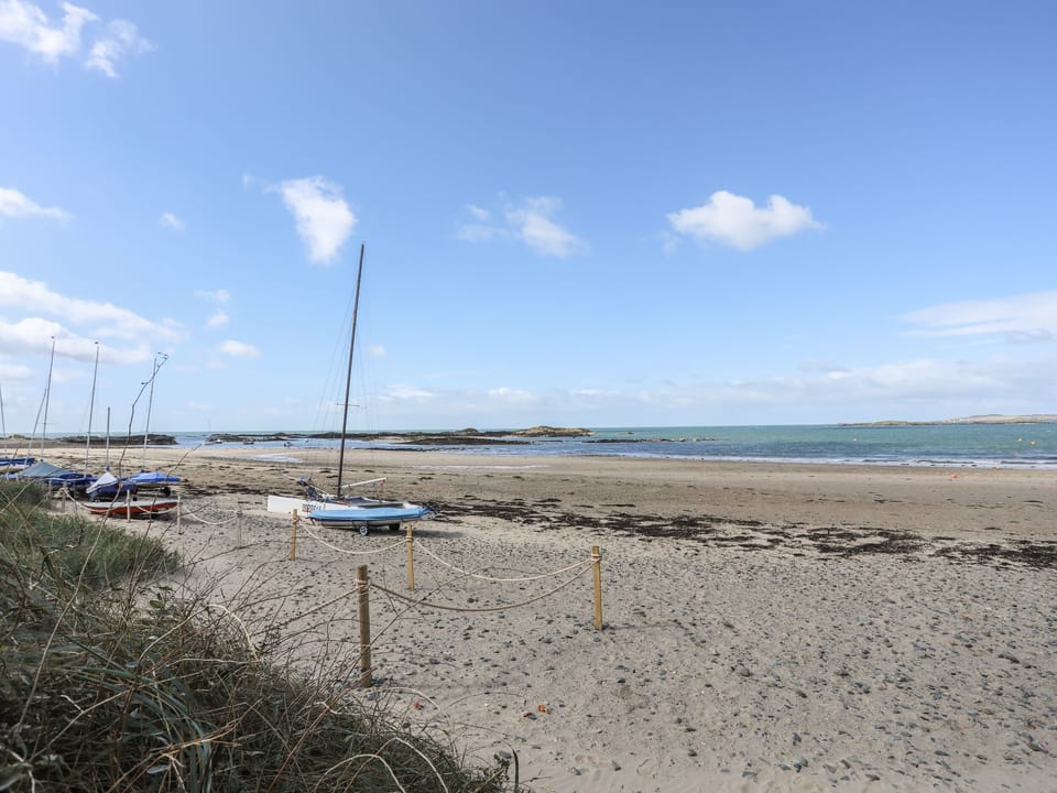 The Pink House Cottage in Rhosneigr
