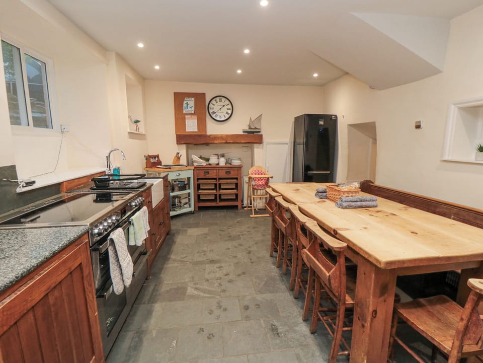 Cottage | Private kitchen | Fridge, microwave, dishwasher, toaster