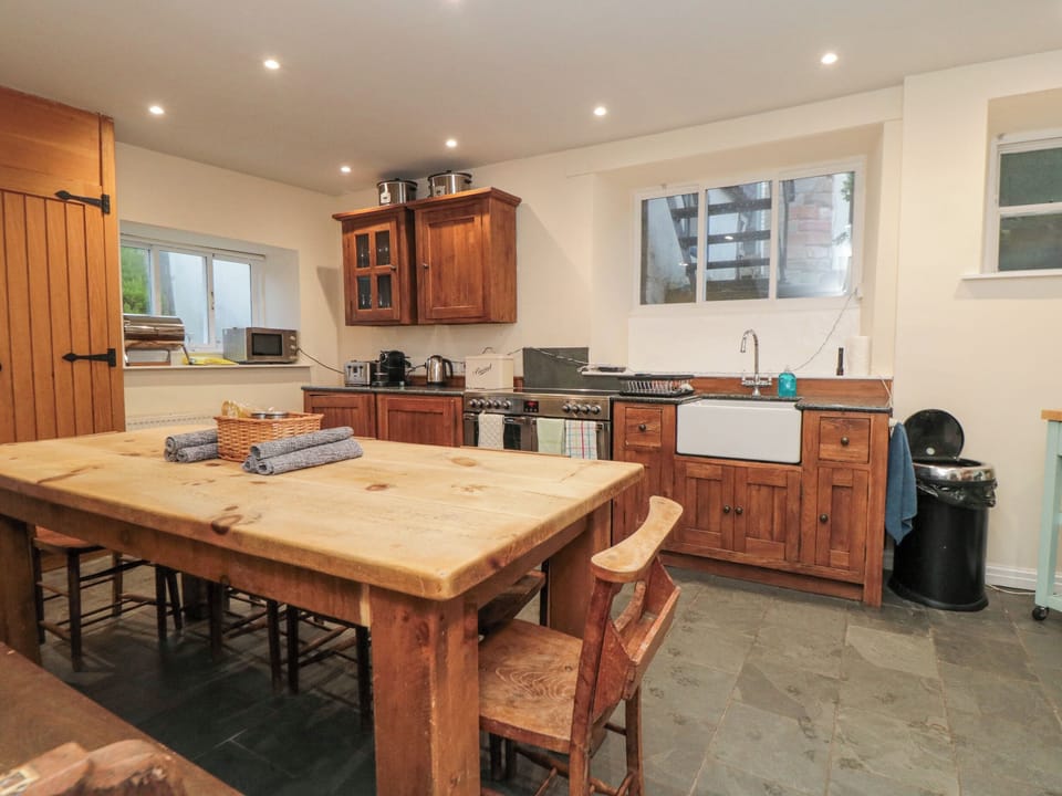 Cottage | Private kitchen | Fridge, microwave, dishwasher, toaster