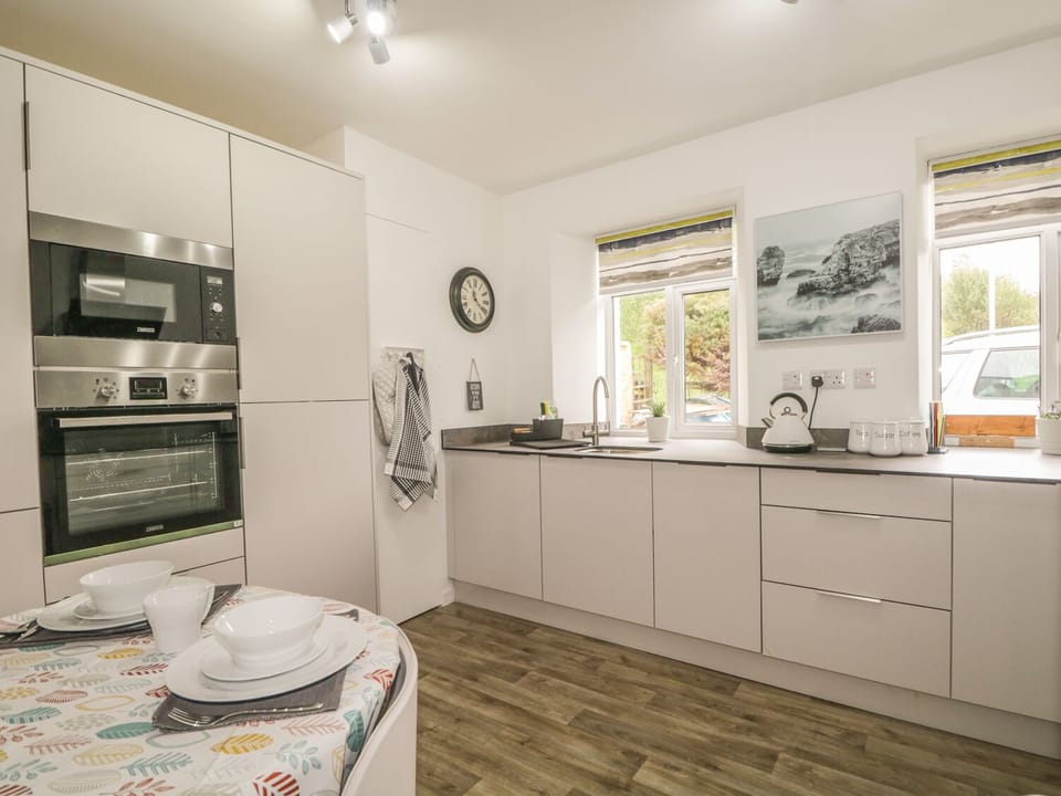 Cottage | Private kitchen | Fridge, stovetop, dishwasher, cookware/dishes/utensils