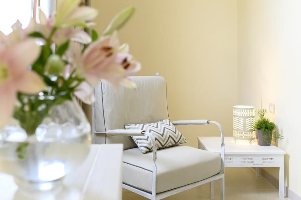 32-inch Smart TV with digital channels, TV