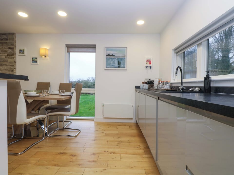 Cottage | Private kitchen | Dishwasher, cookware/dishes/utensils