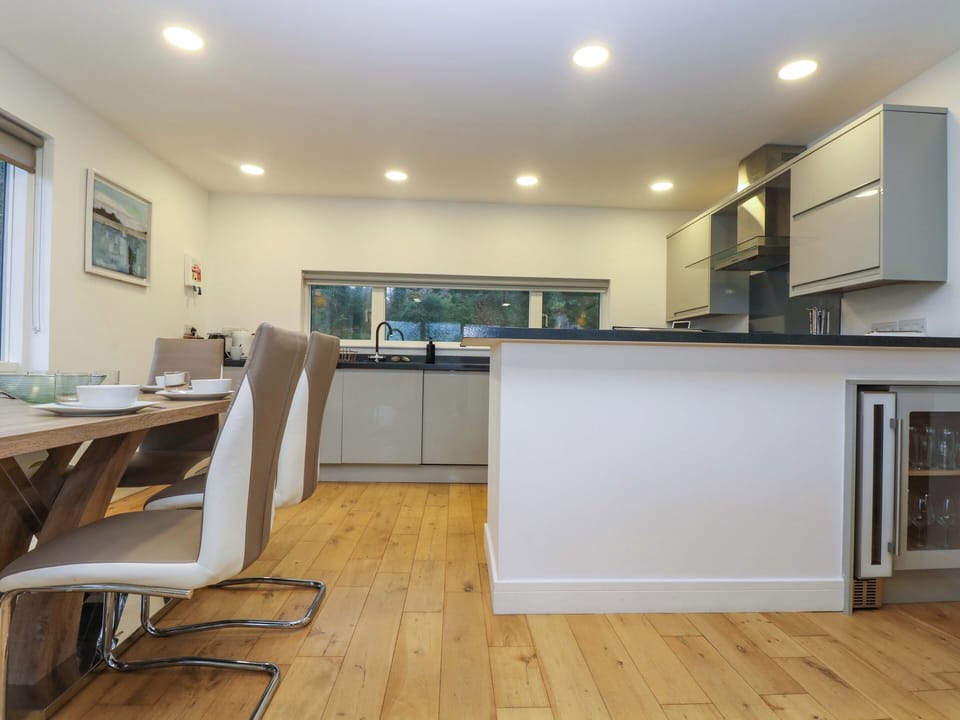 Cottage | Dining