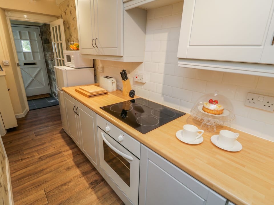 Cottage | Private kitchen | Microwave, cookware/dishes/utensils