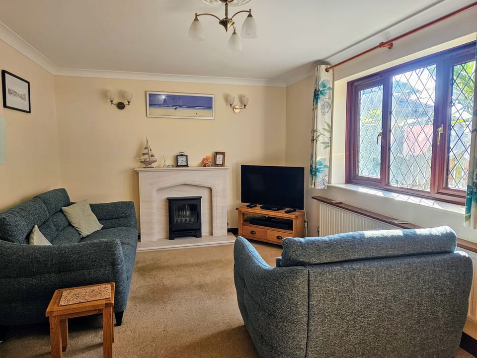 Cottage | Living area | TV