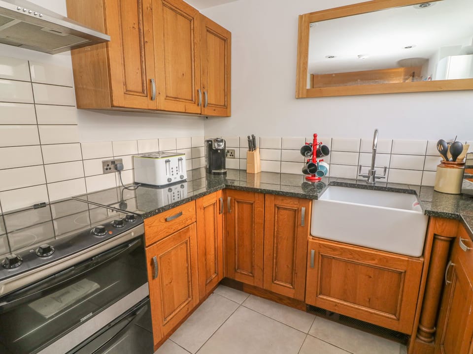 Cottage | Private kitchen | Microwave, stovetop, electric kettle, toaster