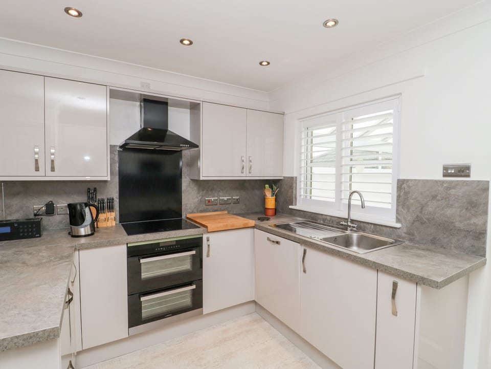 Cottage | Private kitchen | Fridge, microwave, stovetop, dishwasher