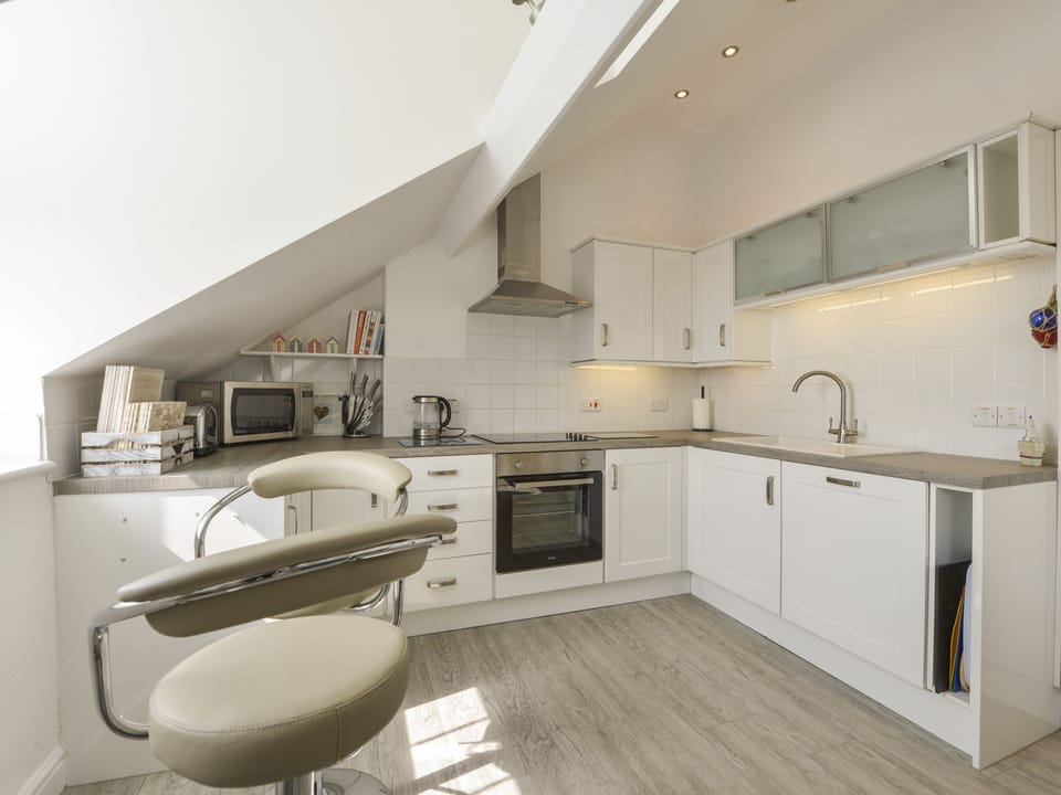 Cottage | Private kitchen | Microwave, dishwasher, electric kettle, toaster