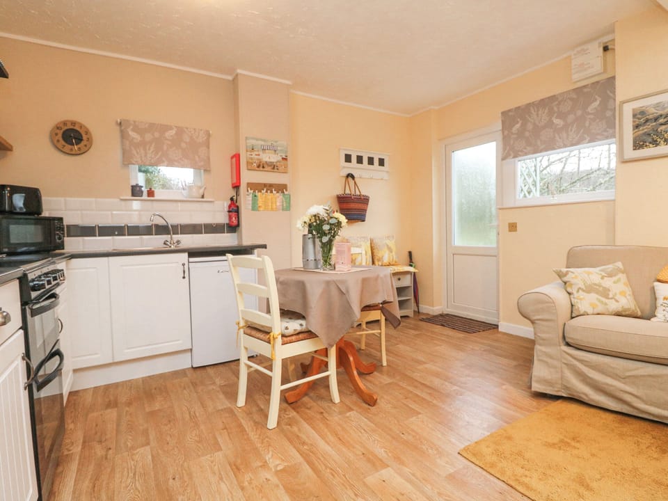 Cottage | Private kitchen | Fridge, microwave, electric kettle, toaster