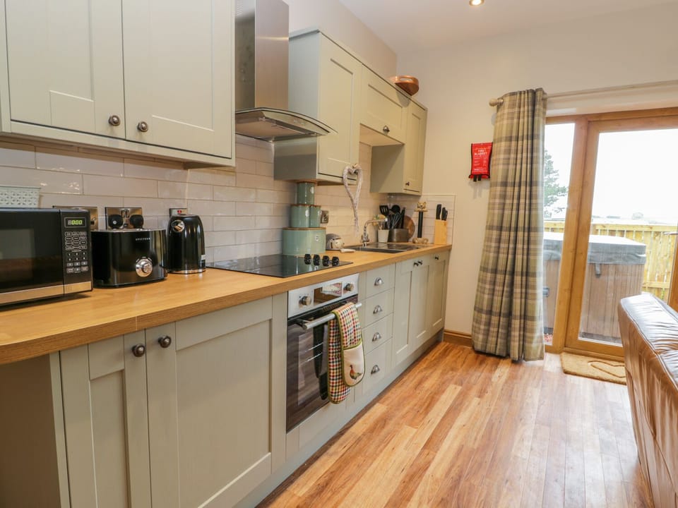 Cottage | Private kitchen | Fridge, microwave, cookware/dishes/utensils