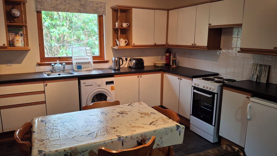 Cottage | Private kitchen | Cookware/dishes/utensils