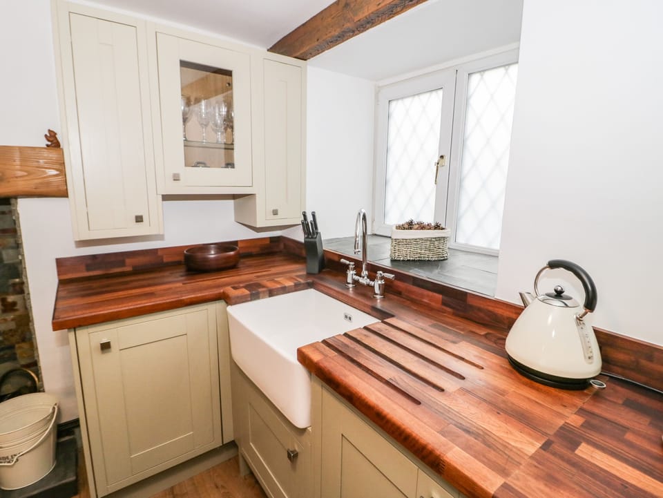 Cottage | Private kitchen | Dishwasher, highchair, cookware/dishes/utensils