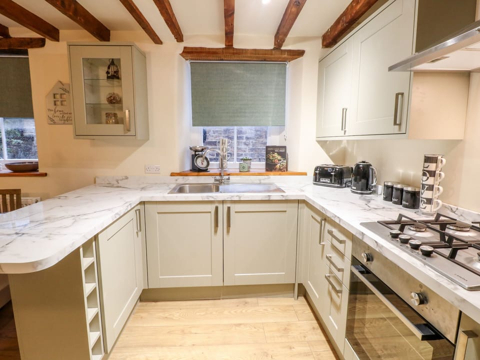 Cottage | Private kitchen | Fridge, microwave, electric kettle, toaster