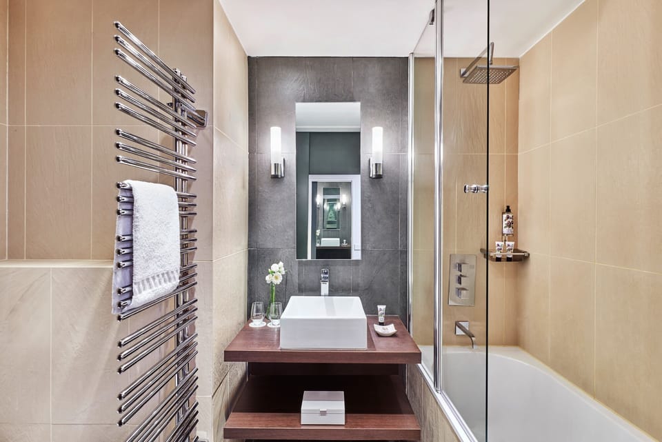 Deluxe Room, Terrace, City View | Bathroom | Bathrobes, towels